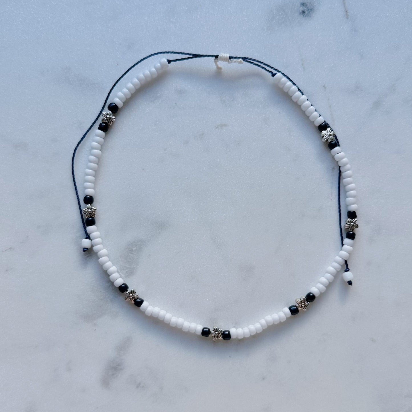 Daisy beaded adjustable necklace