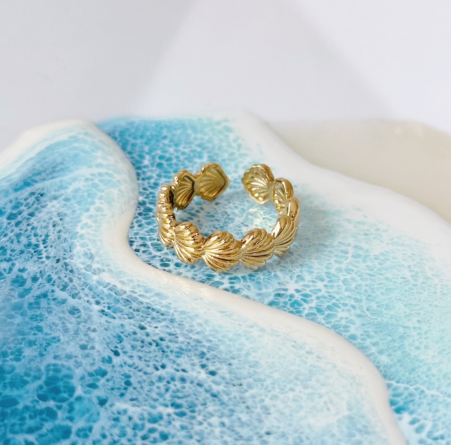 Chunky gold seashell ring