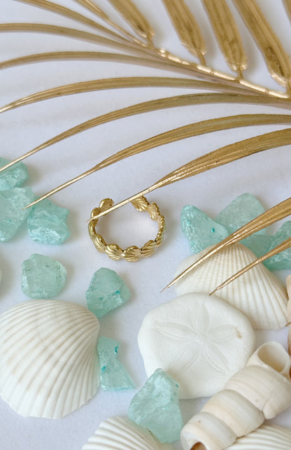 Chunky gold seashell ring
