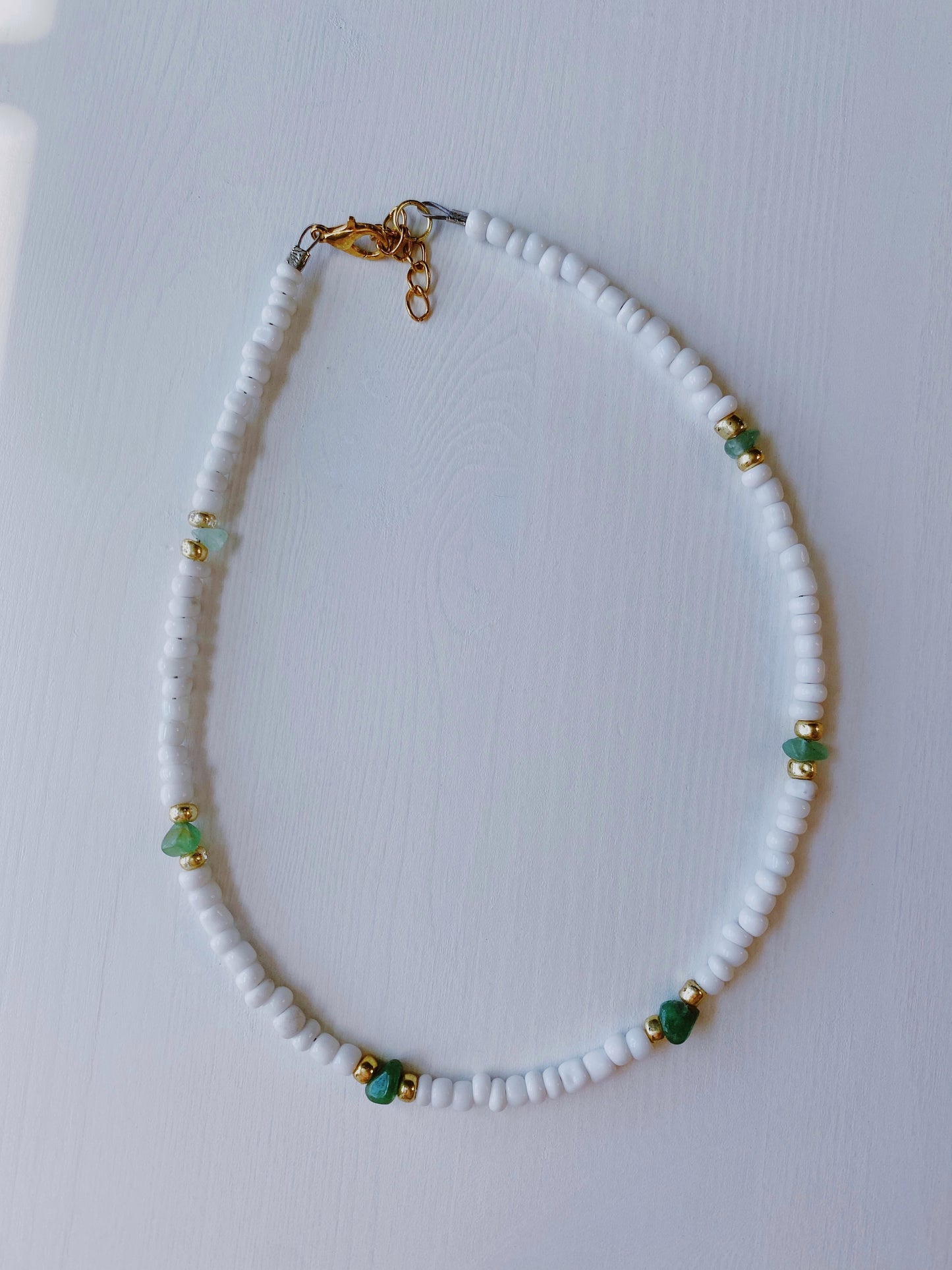 Gemstone pattern beaded necklace